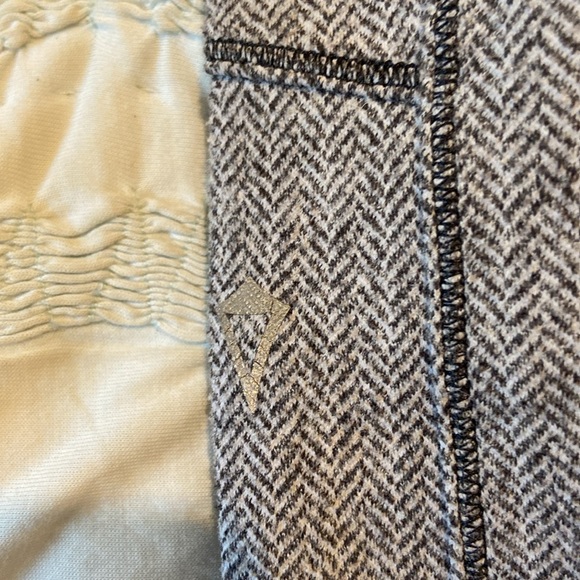 Girls size 10 ivivva activewear flare leggings - Picture 2 of 3